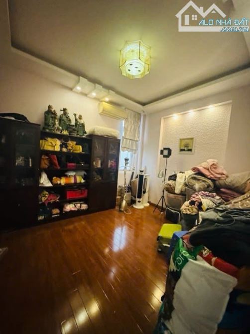 Bán nhà Gần Đại học Y Hà Nội. DT45m2, mặt tiền 4m, 3 mặt thoáng, chỉ nhỉnh 10 tỷ