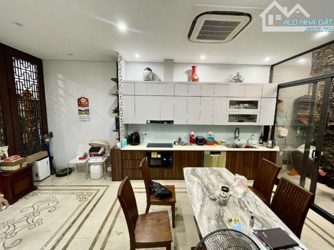 Bán tòa văn phòng 6 tầng thang máy căn góc 3 thoáng view hồ,ô tô dừng đỗ cạnh hồ Linh Đàm,