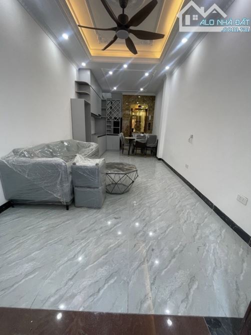 Hàng hiếm Hoàng Mai, 6.85 TỶ - 35m - 5 tầng - thang máy, mặt ngõ thông, 80m ô tô