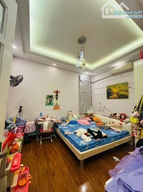 Bán nhà Gần Đại học Y Hà Nội. DT45m2, mặt tiền 4m, 3 mặt thoáng, chỉ nhỉnh 10 tỷ