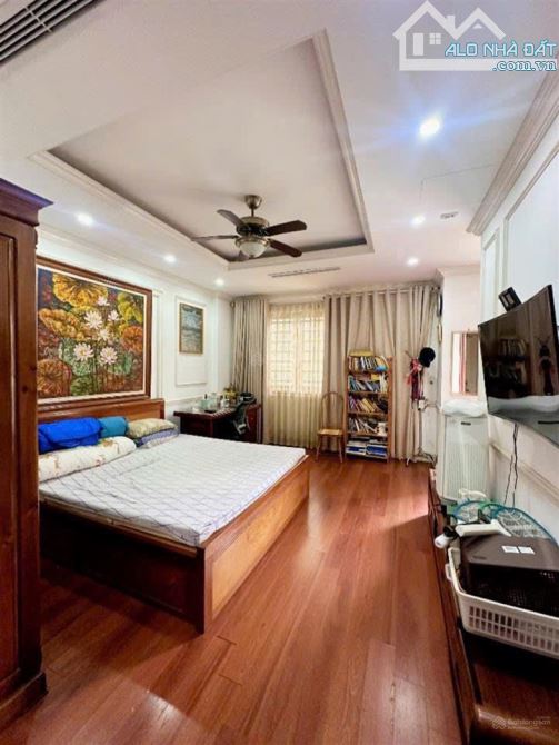 Bán tòa văn phòng 6 tầng thang máy căn góc 3 thoáng view hồ,ô tô dừng đỗ cạnh hồ Linh Đàm,