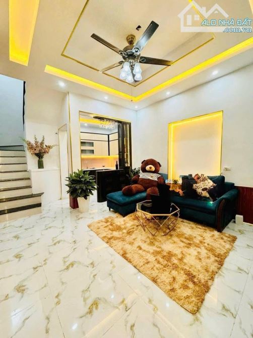 Ngã ba Yên Lạc - HBT nhà 4 tầng 50m MT 4.1m nở hậu chào 8.6 tỉ