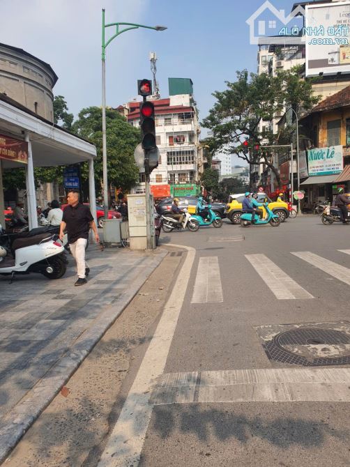 Bán nhà mặt phố Hàng Giấy, D.tích 215m2, 5 tầng, M.tiền siêu rộng, giá bán siêu tốt có 102