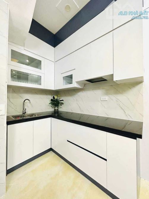 Bán nhà Giáp Bát 25m2 nhà đẹp ngõ nông gần phố xe ba gác đỗ cửa 6.4 tỷ