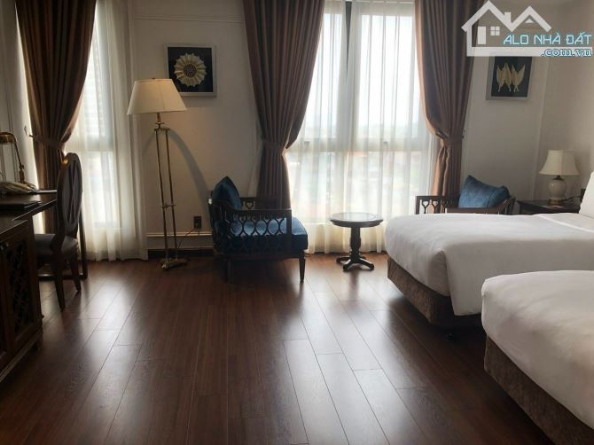 Bán toà khách sạn mặt phố Nguyễn Trường Tộ, DT: 220m2 x 16 Tầng, Mặt tiền: 10m, Giá 185 Tỷ