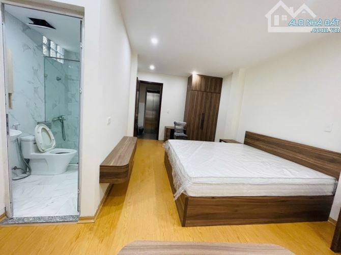 LẠC LONG QUÂN Ô TÔ ĐỖ CỔNG 40m RỘNG 4m NHÀ 5 TẦNG 5 NGỦ 8 Ty