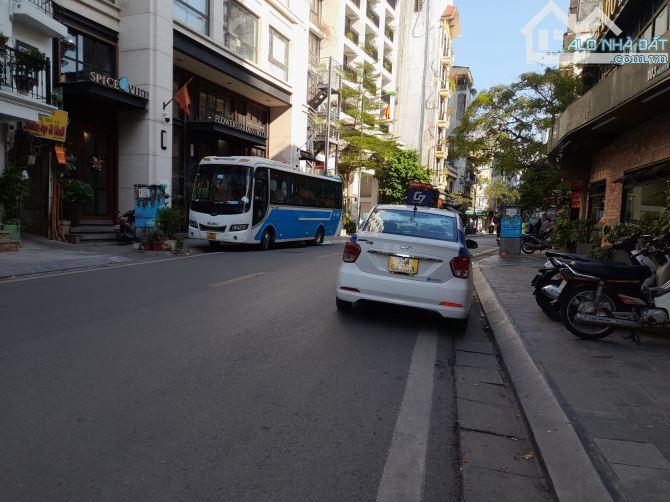 Bán toà khách sạn mặt phố Nguyễn Trường Tộ, DT: 220m2 x 16 Tầng, Mặt tiền: 10m, Giá 185 Tỷ