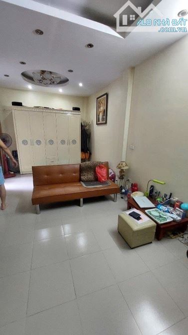 Bán nhà Trần Khát Chân 53m2 nhà đẹp ngõ ba gác thông gần phố 2 thoáng ở ngay 14.7 tỷ