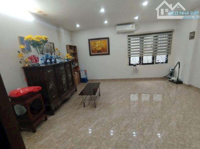 Nhà đẹp Đặng Tiến Đông ngõ nông 30m ra Phố, 40m2 x mtiền 5.6m x 3 ngủ. Giá 11.5 tỷ