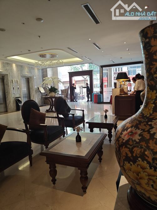 Bán toà khách sạn mặt phố Nguyễn Trường Tộ, DT: 220m2 x 16 Tầng, Mặt tiền: 10m, Giá 185 Tỷ