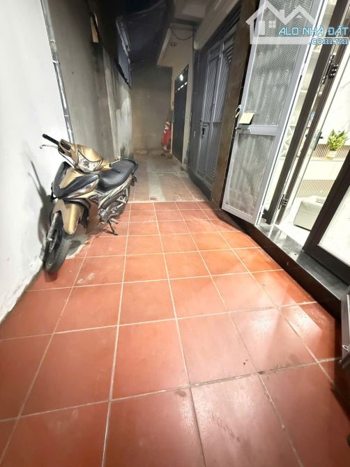 Bà cô nhờ bán -Tam Trinh - Ngõ nông - gần phố - 32m2 - 5 tầng - hơn 6 tỷ.