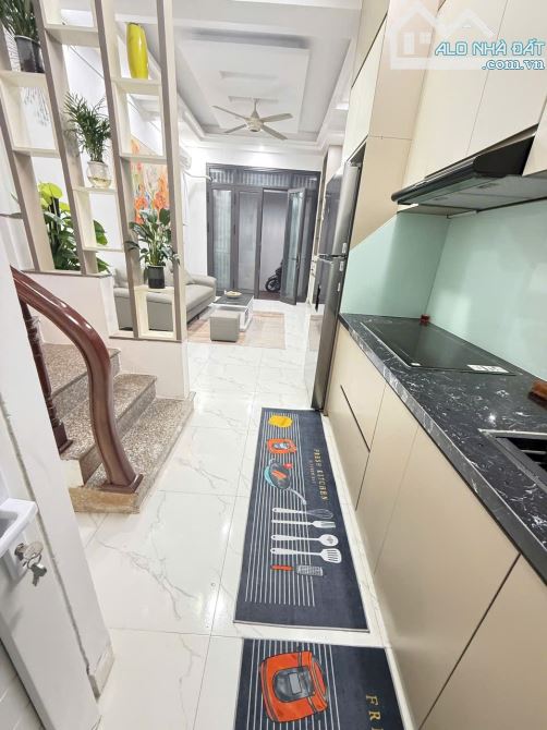 Bà cô nhờ bán -Tam Trinh - Ngõ nông - gần phố - 32m2 - 5 tầng - hơn 6 tỷ.