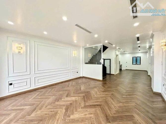 Bán nhà riêng mặt phố Trần Quốc Hoàn, 59m², 5 tầng, MT 4m, nhỉnh 38 tỷ