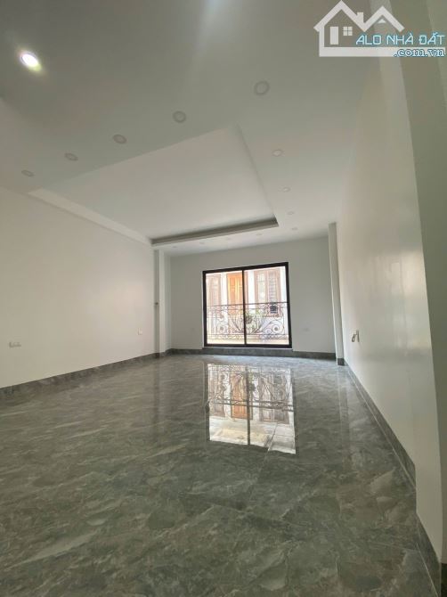 Phân lô NGUYỄN ĐÌNH HOÀN - QUAN HOA ..45m 6 tầng Mt 4,5m Gara Ôtô thang máy 18 tỷ 6