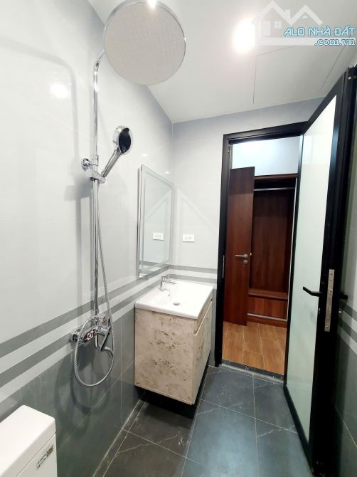 Toà CCMN 7 tầng thang máy vip 105 Xuân La oto tránh vỉa hè 62m2 x 10 phòng. Giá 25.7 tỷ