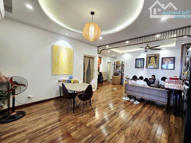 TÂY HỒ CHUNG CƯ VƯỜN ĐÀO -3 NGỦ MỘT KHÁCH - TẦNG TRUNG VIEW CẦU NHẬT TÂN - NỘI THẤT SANG