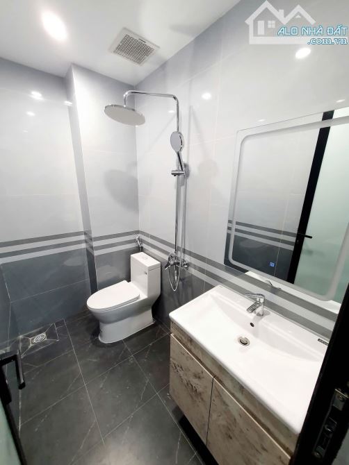 Toà CCMN 7 tầng thang máy vip 105 Xuân La oto tránh vỉa hè 62m2 x 10 phòng. Giá 25.7 tỷ