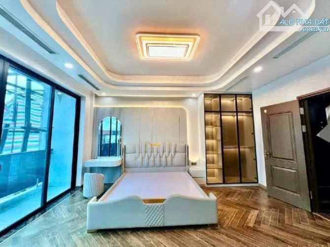 Bán nhà riêng mặt phố Trần Quốc Hoàn, 59m², 5 tầng, MT 4m, nhỉnh 38 tỷ