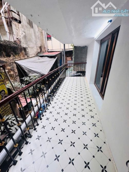 Bán căn tập thể Tầng 1 Phố Lương Văn Can, Hoàn Kiếm - KD - 60m2 x 2 ngủ 2vs - SĐCC