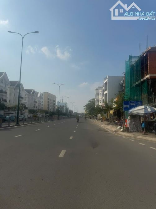 Chính chủ bán gấp nhà MT Dương Quảng Hàm P5 GV DT 5.5x16m vuông vức giá 26 tỷ TL