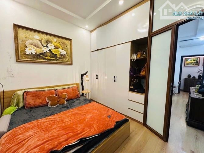 Bán căn hộ tập thể Tầng 1 Quận Hoàn Kiếm - KD - 2 mặt ngõ - 60m2 x 2 ngủ - nhà đẹp - SĐCC