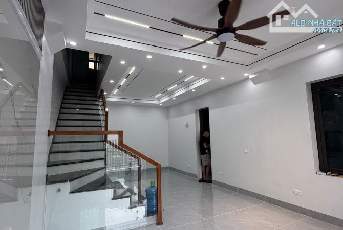 BÁN NHÀ TRỊNH CÔNG SƠN, NGÕ RỘNG, GẦN HỒ, LÔ GÓC, NHÀ MỚI, Ở NGAY, 14,2 TỶ