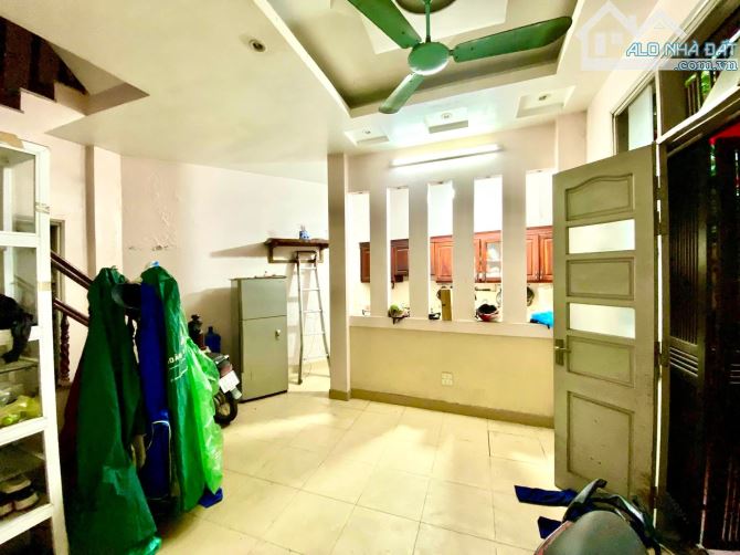 Bán nhà 6.2 tỷ đường Hoàng Mai 34m2, 4 tầng 3 ngủ 30m ra mặt ôtô tránh. Sổ đỏ vuông vắn