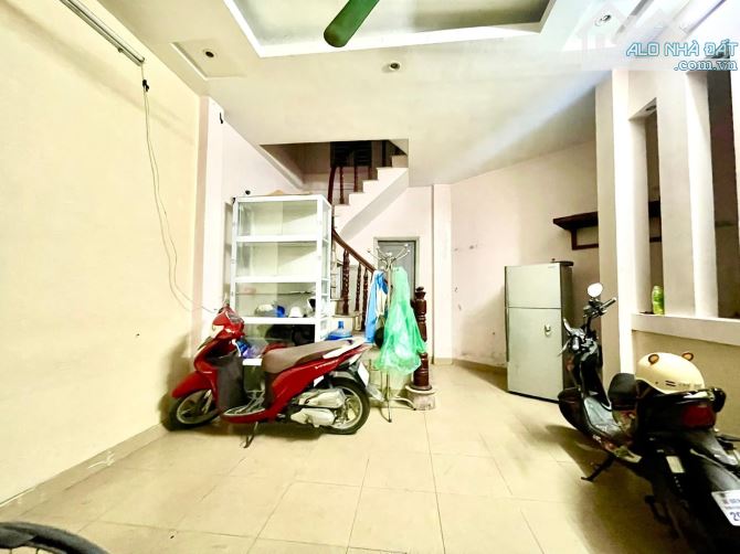 Bán nhà 6.2 tỷ đường Hoàng Mai 34m2, 4 tầng 3 ngủ 30m ra mặt ôtô tránh. Sổ đỏ vuông vắn