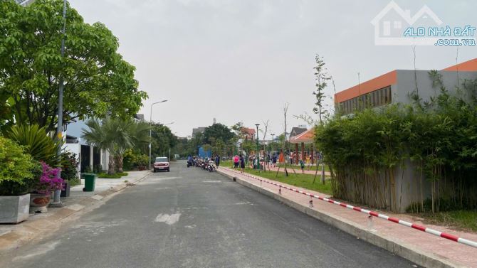 Bán đất biệt thự kdc Gia Hòa đường số 8 Phước Long B Q9 mặt tiền Công viên (200m) 85 tr/m2 - 2