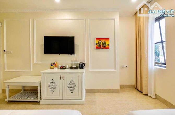 Bán khách sạn mặt phố Hàng Bè, 79m2, 5 tầng, mặt tiền 5.4m, 77.6 tỷ, kinh doanh đỉnh