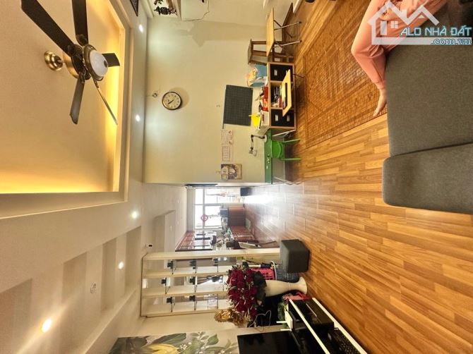 BÁN GẤP CĂN HỘ CHUNG CƯ GIÁ RẺ MINH KHAI - HAI BÀ TRƯNG 102 M2-3 PN - 7,95 T