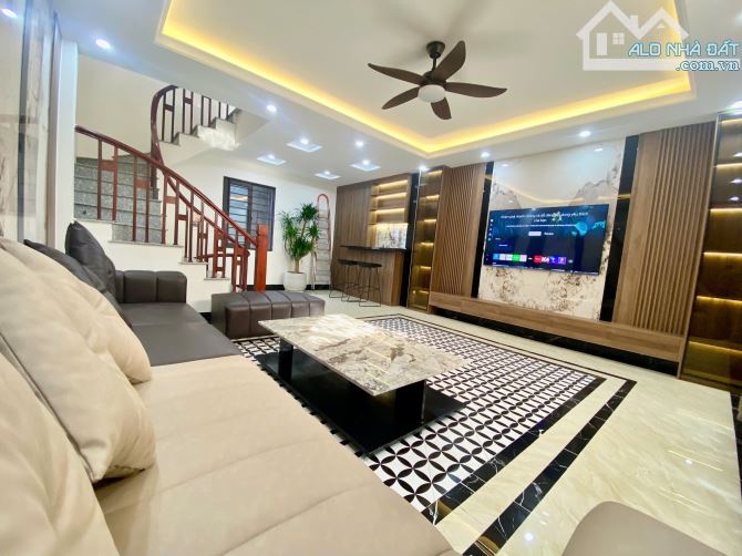 Bán nhà 5 tầng 1 tum, mới đẹp, thoáng trước sau,Full nội thất phố Thạch Bàn, Long Biên