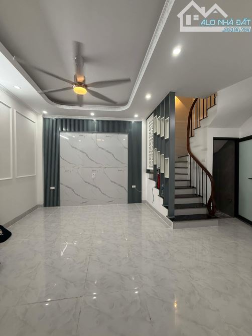 Bán nhà 33m2 x 5 tầng, MT : 5,3m tại Tôn Đức Thắng