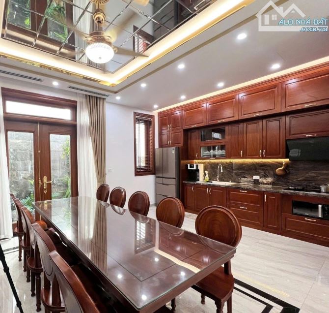 Nhà đẹp dân ở Thái Hà, ngõ thông oto tránh, KD, nội thất gỗ, sân vườn, ở luôn 94m2*4T