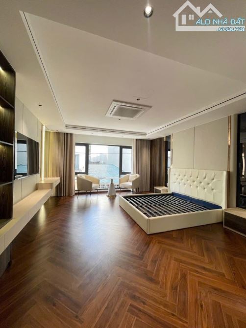 8T thang máy Phương Mai, gần phố, oto qua nhà, 2 thoáng, gara MT7m - 66m2