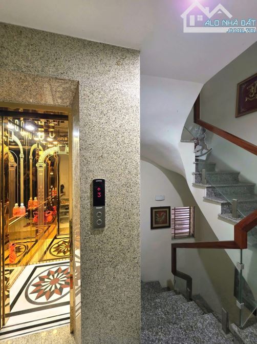 8T thang máy Phương Mai, gần phố, oto qua nhà, 2 thoáng, gara MT7m - 66m2