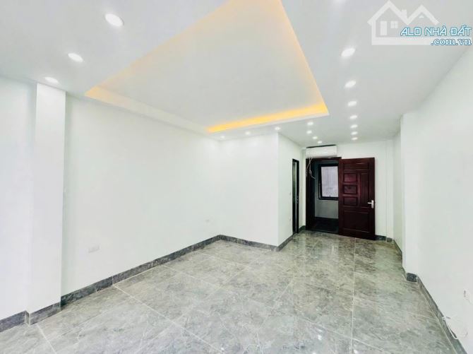 BÁN NHÀ PHÂN LÔ HOÀNG QUỐC VIỆT 35m2, 7T THANG MÁY, 18.3 TỶ MỚI ĐẸP Ở NGAY, 2 MẶT THOÁNG