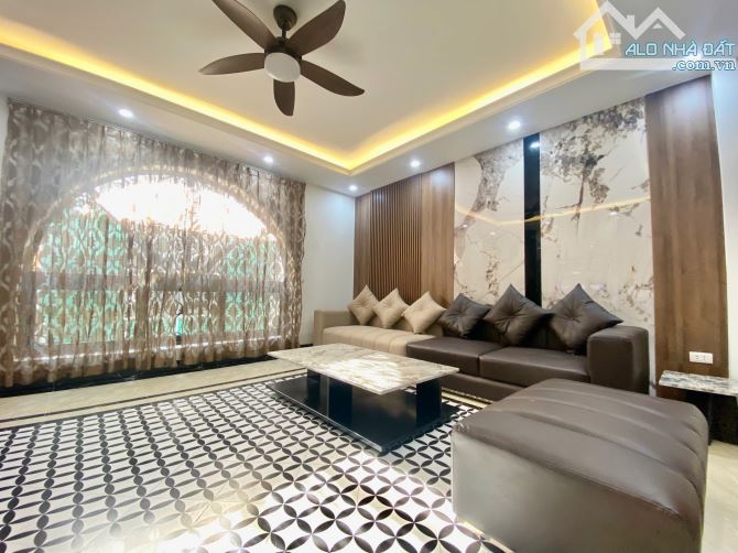 Bán nhà 5 tầng 1 tum, mới đẹp, thoáng trước sau,Full nội thất phố Thạch Bàn, Long Biên