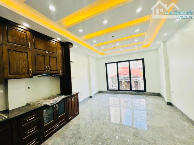 BÁN NHÀ PHÂN LÔ HOÀNG QUỐC VIỆT 35m2, 7T THANG MÁY, 18.3 TỶ MỚI ĐẸP Ở NGAY, 2 MẶT THOÁNG