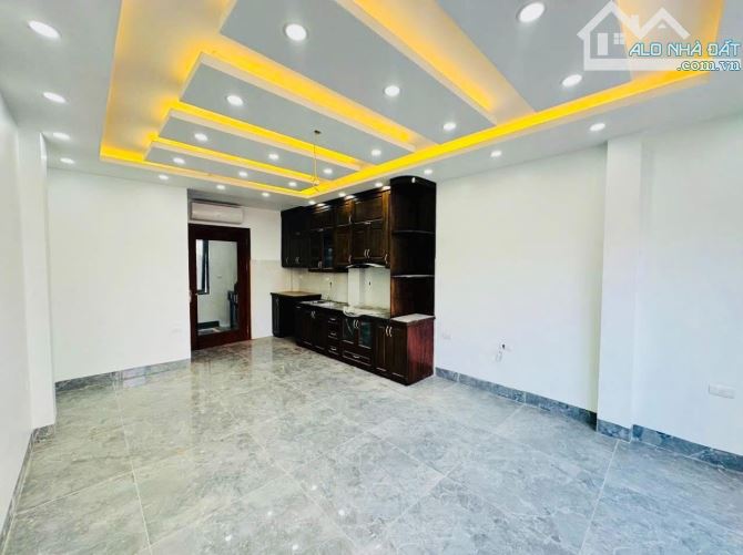 BÁN NHÀ PHÂN LÔ HOÀNG QUỐC VIỆT 35m2, 7T THANG MÁY, 18.3 TỶ MỚI ĐẸP Ở NGAY, 2 MẶT THOÁNG