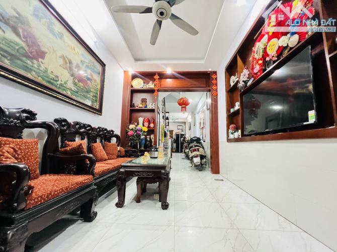 BÁN NHÀ PHÂN LÔ TRIỀU KHÚC Ô TÔ VÀO NHÀ 2 MẶT THOÁNG NGÕ TO NHƯ PHỐ 17.6 TỶ