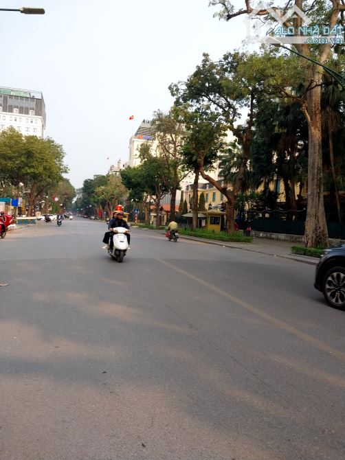 Bán nhà mặt phố Trần Hưng Đạo, Hoàn Kiếm, Siêu Hiếm, DT 215m, 3T, MT 15m, Giá 300 tỉ