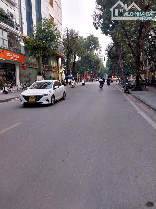 Bán nhà mặt phố Trần Hưng Đạo, Hoàn Kiếm, Siêu Hiếm, DT 215m, 3T, MT 15m, Giá 300 tỉ