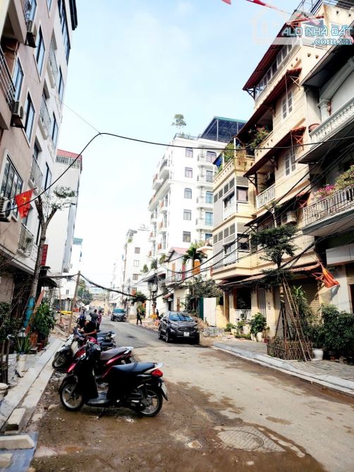 BÁN NHÀ PHÂN LÔ TRIỀU KHÚC Ô TÔ VÀO NHÀ 2 MẶT THOÁNG NGÕ TO NHƯ PHỐ 17.6 TỶ