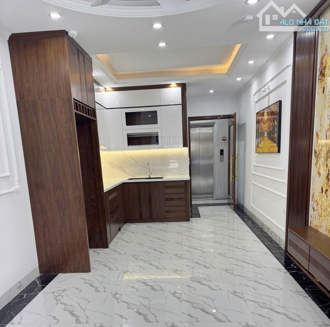 HOÀNG ĐẠO THÀNH-NHÀ PHÂN LÔ8T- THANG MÁY-Ô TÔ VÀO NHÀ