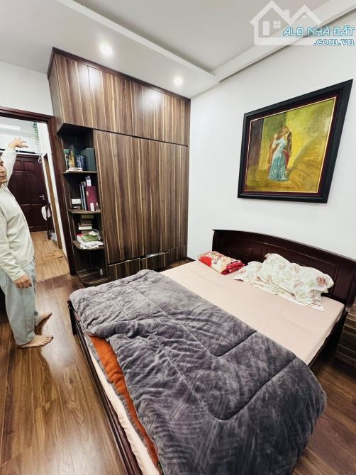 Bán nhà mặt phố Quang Trung, 20m2, 4 tầng, mặt tiền 3.3m, 16.8 tỷ, vỉa hè rộng, kinh doanh