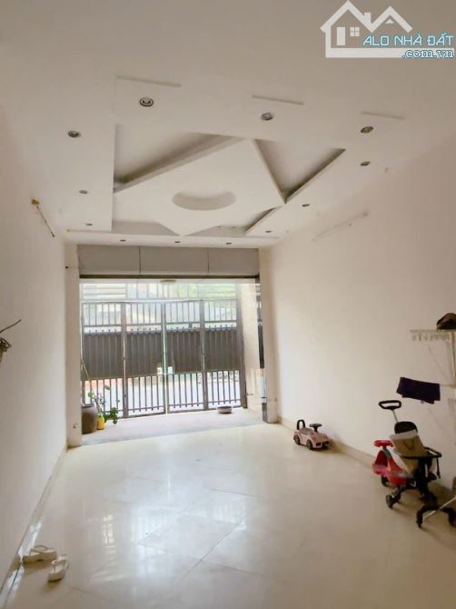 PHÂN LÔ, HƠN 15 TỶ– BÁN NHÀ HOÀNG VĂN THÁI, 48m2x3T LÔ GÓC – Ô TÔ TRÁNH, KINH DOANH.