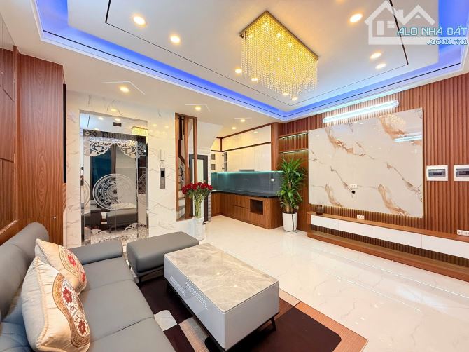 Bán nhà ngõ 178 ngõ Chợ Khâm Thiên, DT 40m, 6 tầng thang máy, MT 4.6 m, 9.65 tỷ, ngõ 2m.