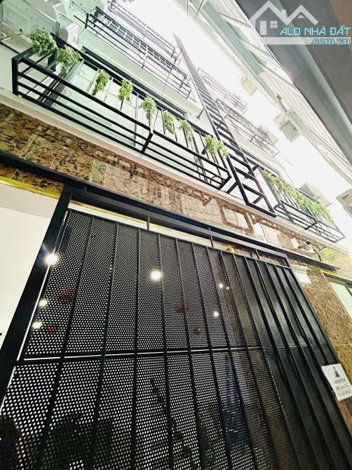 Bán nhà dòng tiền, nhỉnh 8 tỷ, 42m2, mặt tiền rộng, sổ vuông đẹp