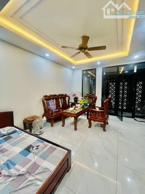 BÁN NHÀ VĂN CAO HOÀNG HOA THÁM Ô TÔ ĐỖ CỔNG 5 TẦNG ĐẸP – CHỈ 8.7 TỶ